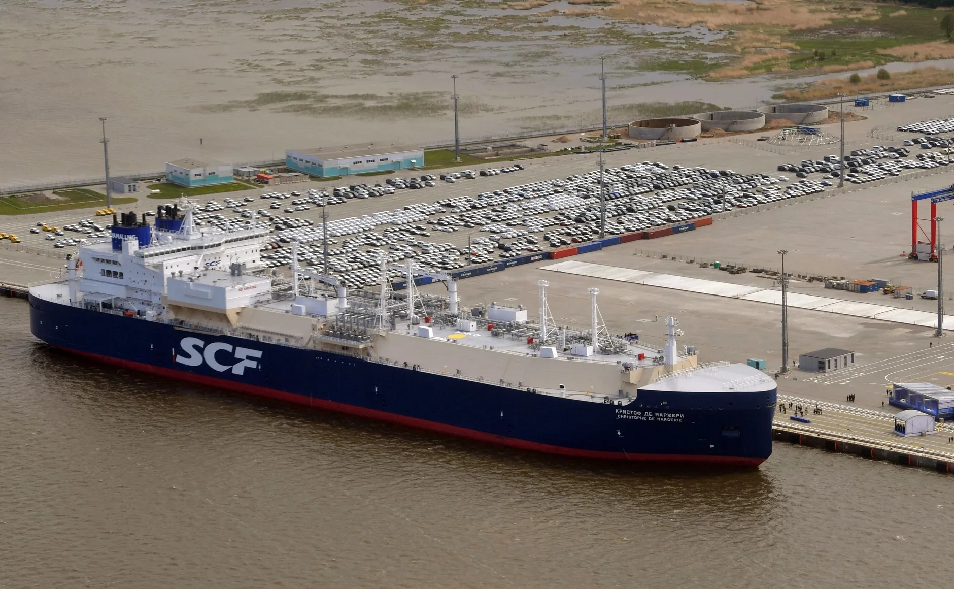 Le méthanier de classe glace Christophe de Margerie, construit pour Yamal LNG, lors de sa cérémonie de baptême à Saint-Pétersbourg, le 3 juin 2017 — un navire de Sovcomflot naviguant ouvertement sous son propre nom, et non l’un des pétroliers de la flotte fantôme décrite ici. Photo : équipe du site kremlin.ru. Licence : CC BY-SA 4.0 (les œuvres dérivées doivent être diffusées sous la même licence). Source : Wikimedia Commons