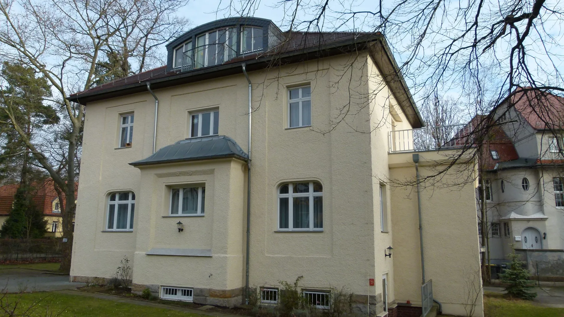 The villa at Angelikastrasse 4 in Dresden-Loschwitz: in the 1980s the service residence of the KGB and Vladimir Putin’s place of work. Chemezov headed the Luch association’s representative office in the same city. Photo: Brücke-Osteuropa. Licence: CC0 / public domain (image resized). Source: Wikimedia Commons