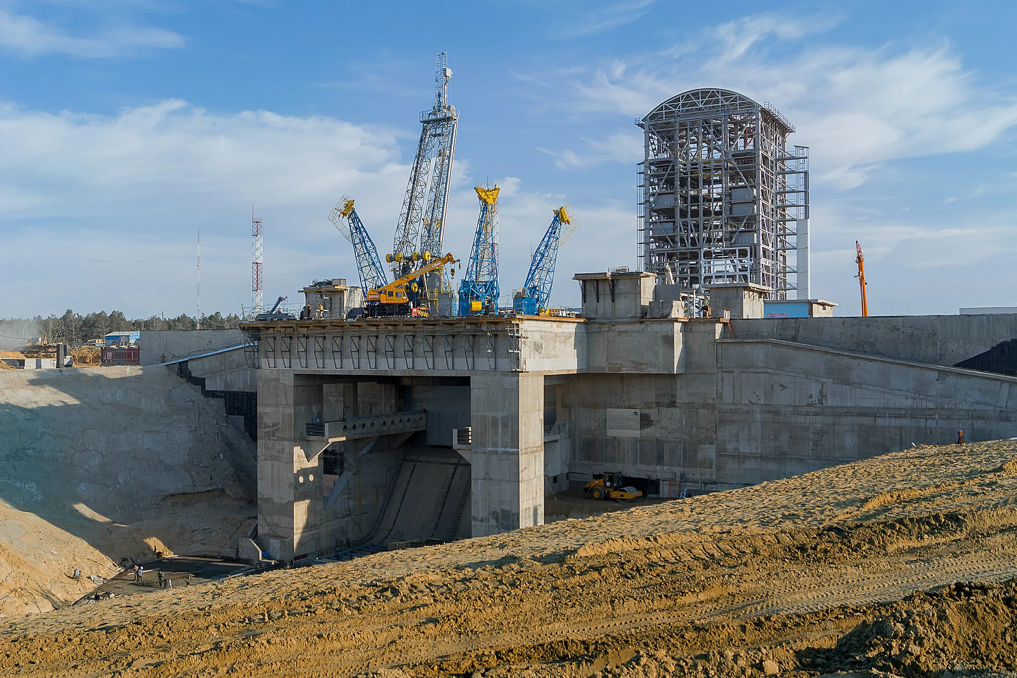 Bau des Startkomplexes am Kosmodrom Wostotschny, Oblast Amur, Juli 2015. Foto: Victor Feldsherov. Lizenz: CC BY-SA 4.0 (Bild verkleinert; abgeleitete Werke müssen unter derselben Lizenz weitergegeben werden). Quelle: Wikimedia Commons