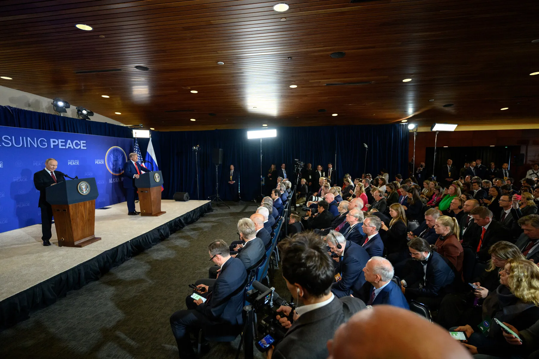 Die gemeinsame Pressekonferenz nach den Gesprächen Putin–Trump in Anchorage, Alaska, 15. August 2025; Beloussow gehörte der kleinen russischen Delegation beim Gipfel an. Foto: The White House. Lizenz: gemeinfrei. Quelle: Wikimedia Commons