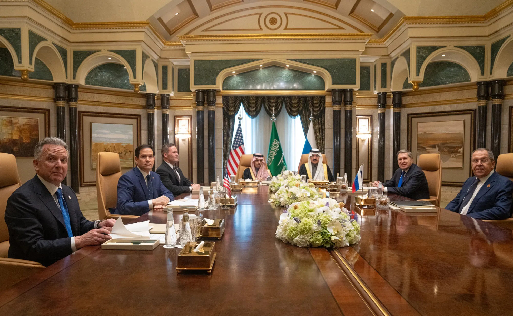 Le secrétaire d’État américain Marco Rubio rencontre des responsables saoudiens et russes au palais de Diriya, à Riyad, le 18 février 2025 — les premiers pourparlers russo-américains du nouveau canal ; Kirill Dmitriev dirigeait le volet économique russe lors de cette réunion. Photo : département d’État des États-Unis (Freddie Everett). Licence : domaine public. Source : Wikimedia Commons