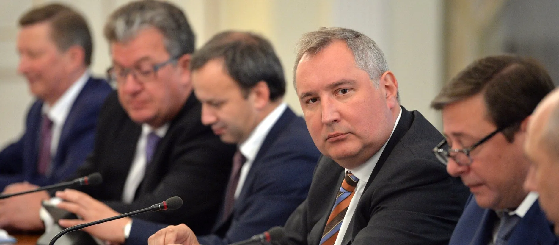Dmitri Rogozine lors d’une réunion gouvernementale, juillet 2015. Photo : kremlin.ru, CC BY 4.0