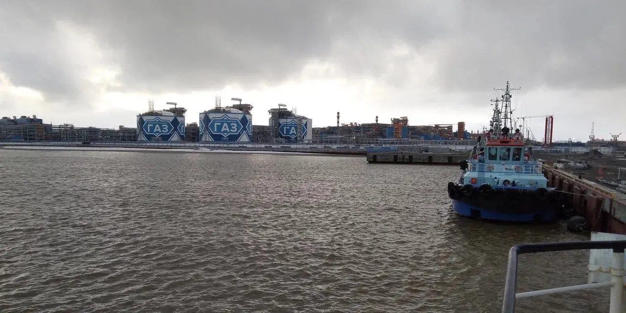 Das Werk Yamal LNG mit seinen Tanks in Sabetta auf der Halbinsel Jamal, 2017 — Nowateks erstes arktisches Verflüssigungsprojekt und Vorläufer des heute sanktionierten „Arctic LNG 2“. Foto: Almakmak. Lizenz: CC BY 4.0 (Bild beschnitten). Quelle: Wikimedia Commons