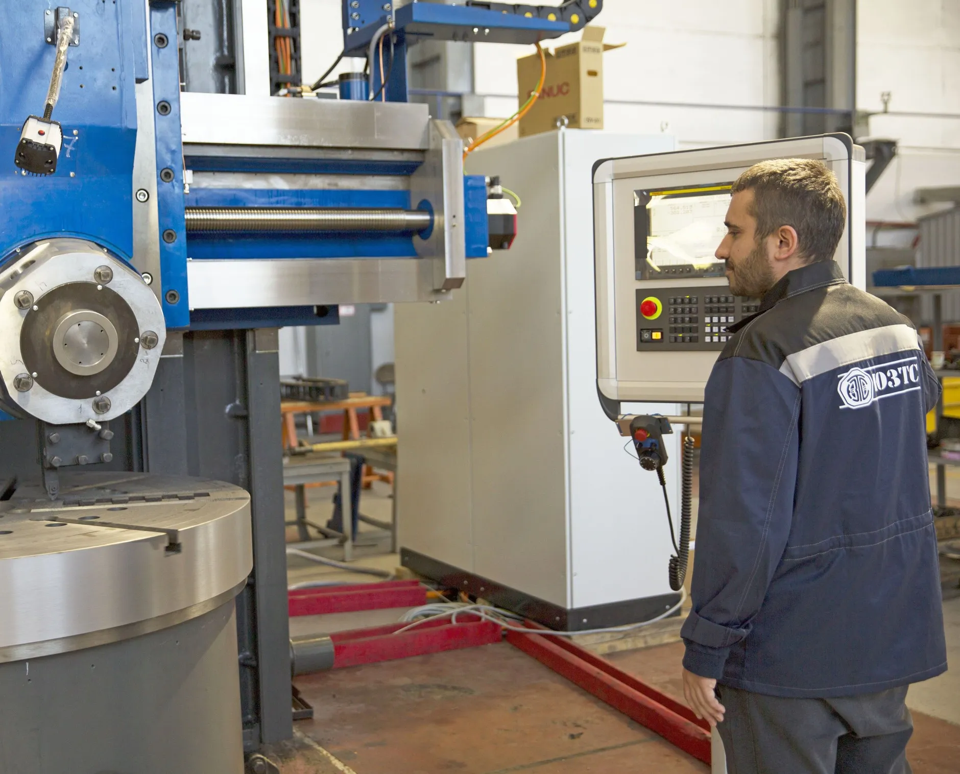 Eine CNC-Karusselldrehmaschine in der Montagehalle des Südlichen Werks für schweren Werkzeugmaschinenbau (JuSTS) in Krasnodar, April 2020. Das Werk hat mit der Holding „STAN“ nichts zu tun – die Aufnahme illustriert die Branche, von der der Artikel handelt. Foto: AlexeyZiaku. Lizenz: CC BY-SA 4.0 (Bild verkleinert; Bearbeitungen sind unter derselben Lizenz weiterzugeben). Quelle: Wikimedia Commons