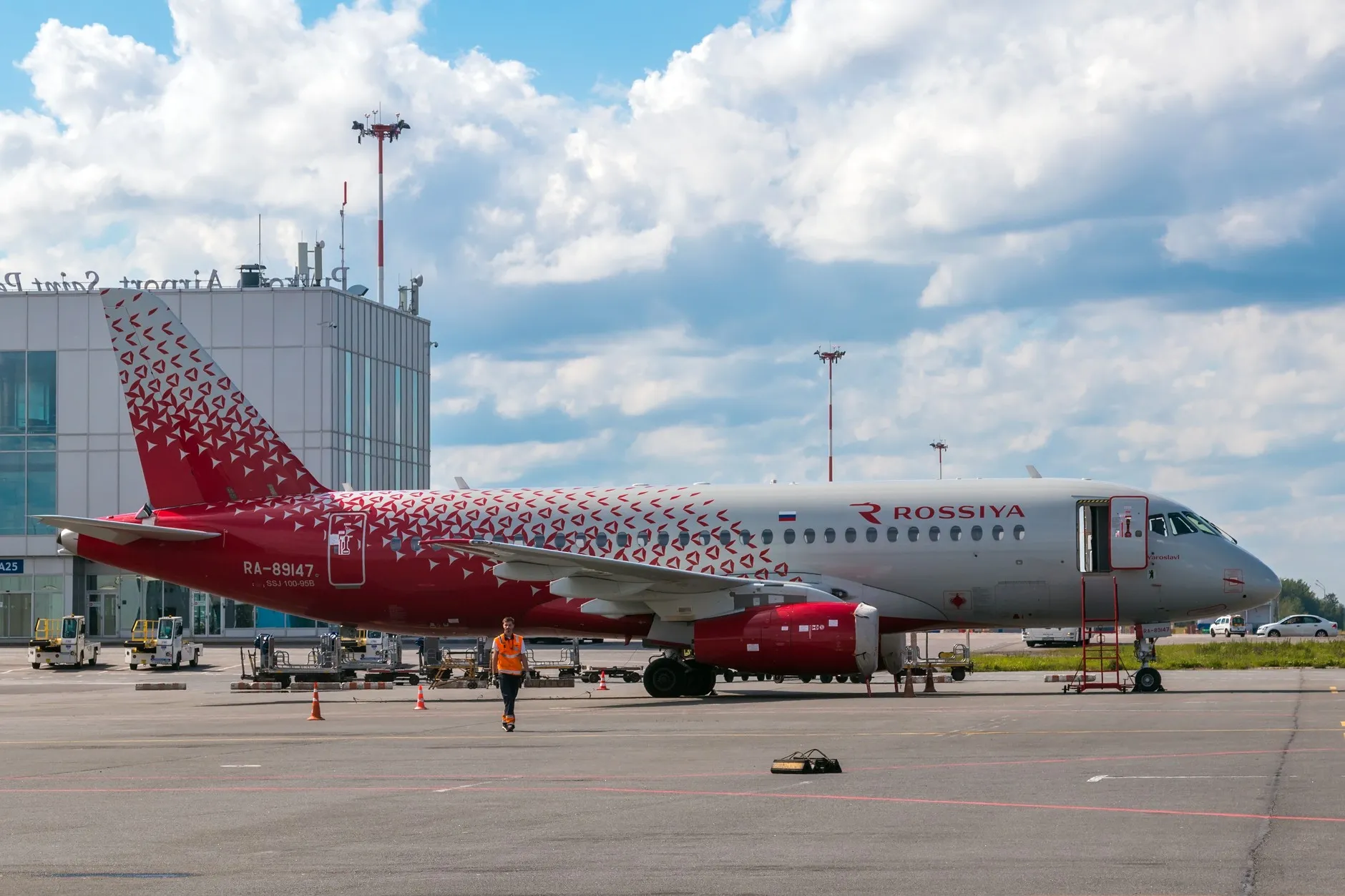 Eine Serienmaschine Suchoi Superjet 100 in den Farben der Rossija auf dem Flughafen Pulkowo, St. Petersburg, 3. August 2022. Es handelt sich um die frühere Version des Flugzeugs, nicht um die importsubstituierte SJ-100, die noch erprobt wird – von dieser existiert keine frei lizenzierte Aufnahme. Foto: Mike1979 Russia. Lizenz: CC BY-SA 4.0 (Bild verkleinert; Bearbeitungen sind unter derselben Lizenz weiterzugeben). Quelle: Wikimedia Commons