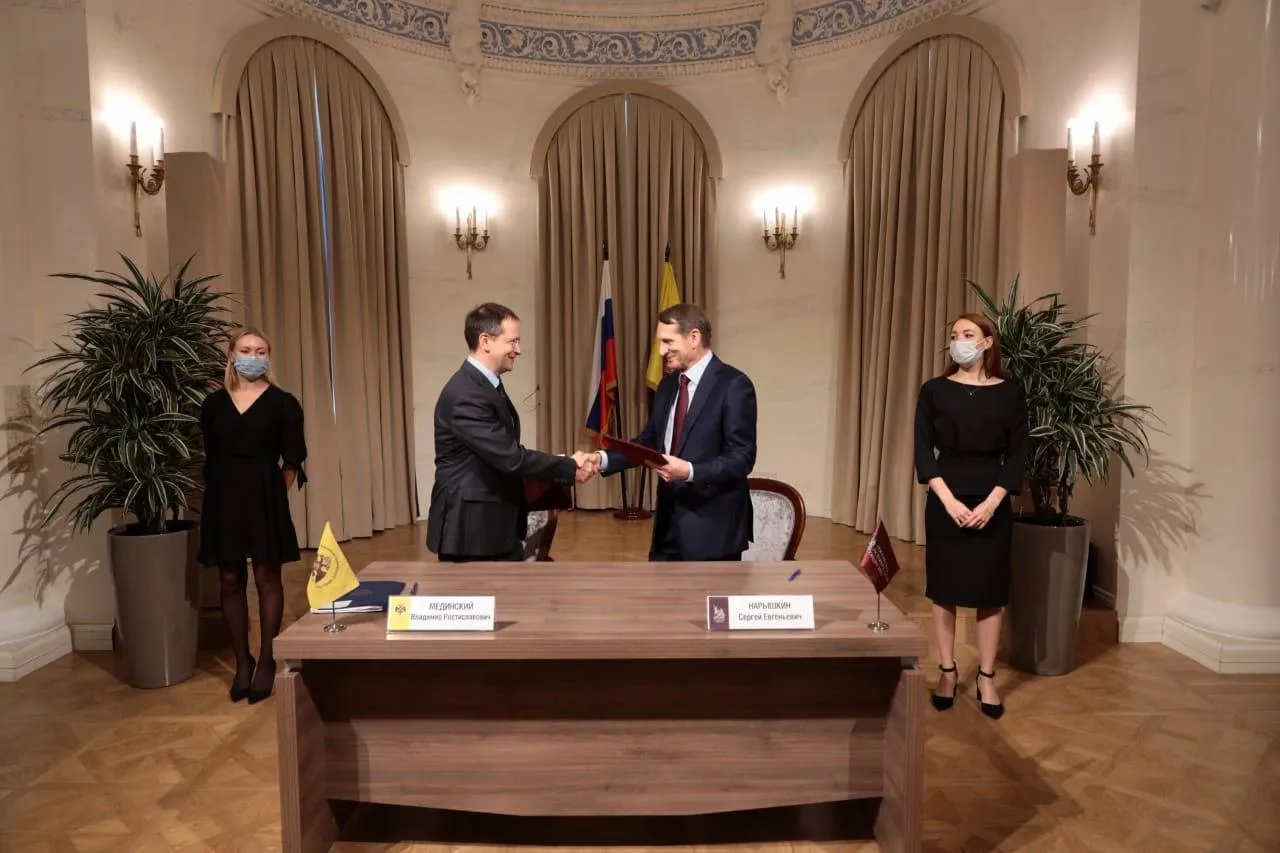 Sergey Naryshkin (right) and Vladimir Medinsky on the day the Russian Historical Society and the Russian Military Historical Society signed their cooperation agreement, July 29, 2020. Photo: Dmitry Alekseyev. Licence: CC BY-SA 3.0 (derivative works must be shared under the same licence). Source: Wikimedia Commons
