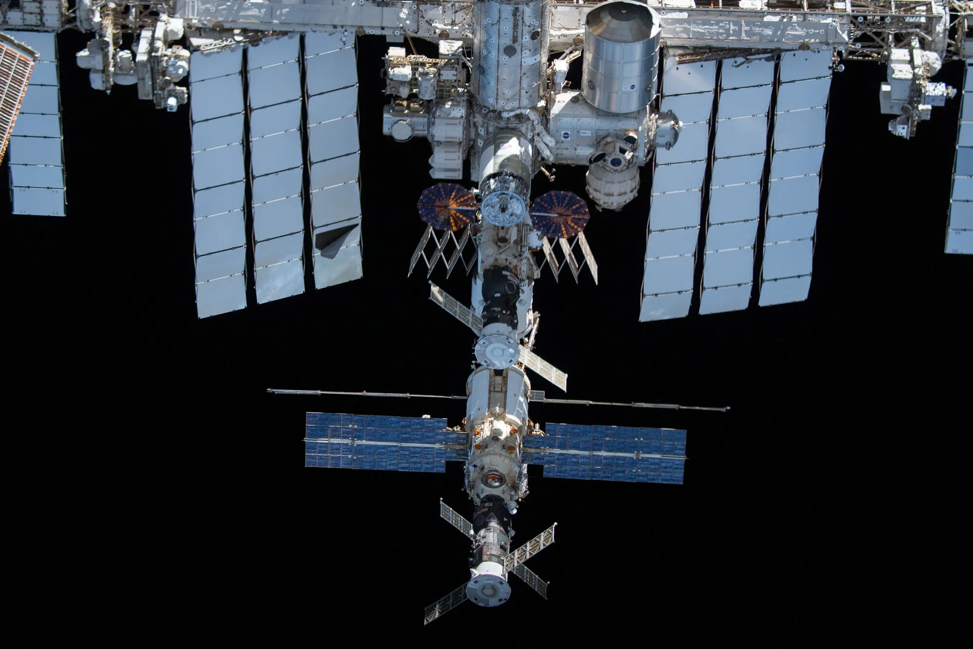 La Station spatiale internationale, avec son segment russe au premier plan, photographiée lors d’un survol par le vaisseau SpaceX Crew Dragon Endeavour, le 8 novembre 2021. Photo : NASA / Thomas Pesquet. Licence : domaine public. Source : Wikimedia Commons