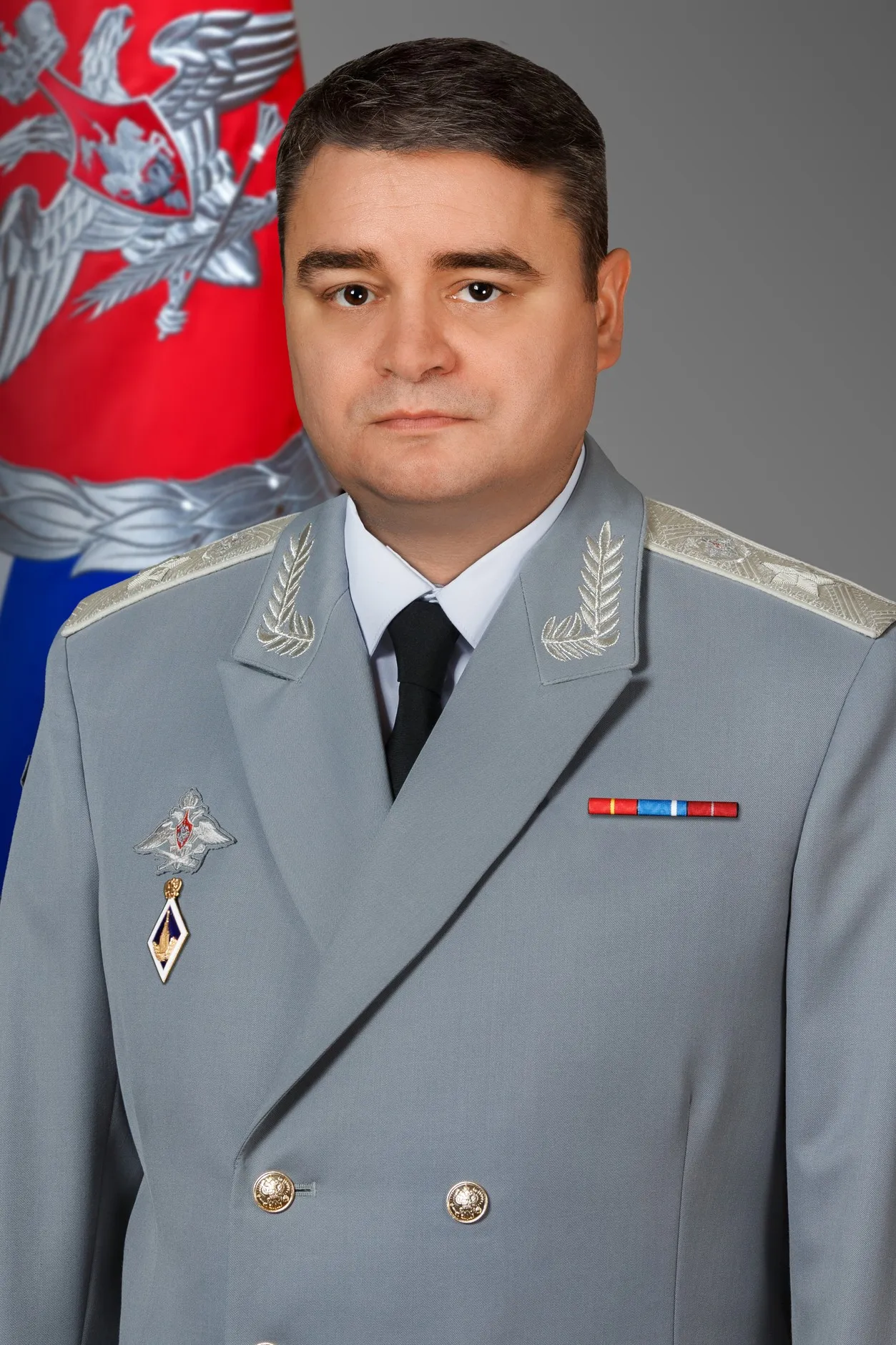Vassili Osmakov sur le portrait officiel diffusé par le ministère russe de la Défense après sa nomination comme vice-ministre, novembre 2025. Il avait auparavant passé plus de vingt ans au ministère de l’Industrie et du Commerce, dont les quatre dernières années comme premier vice-ministre. Photo : ministère de la Défense de la Fédération de Russie (Dmitri Kharitchkov). Licence : CC BY 4.0 (image redimensionnée). Source : Wikimedia Commons