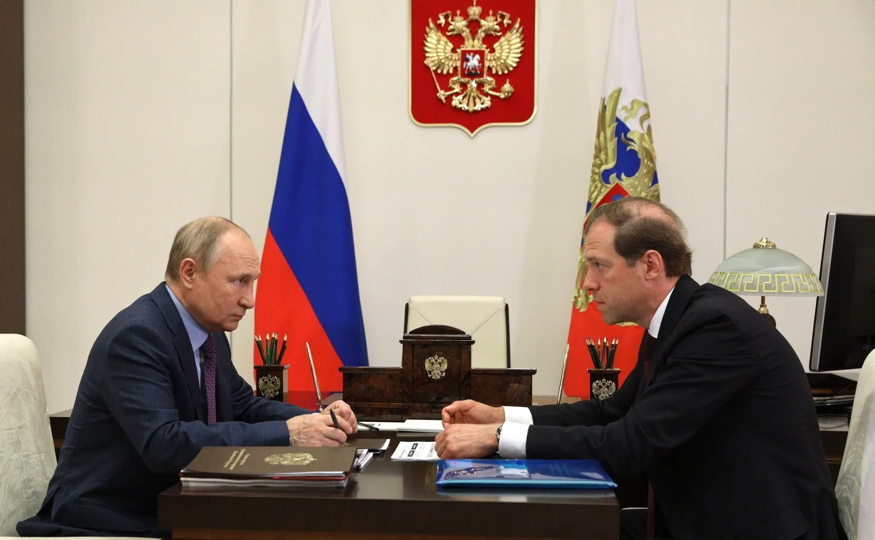 Putin bei einem Arbeitstreffen mit Industrie- und Handelsminister Manturow, 10. Juni 2021 — Monate vor der rhetorischen Kehrtwende. Foto: Presse- und Informationsamt des Präsidenten. Lizenz: CC BY 4.0 (Nennung von Kremlin.ru erforderlich). Quelle: Wikimedia Commons