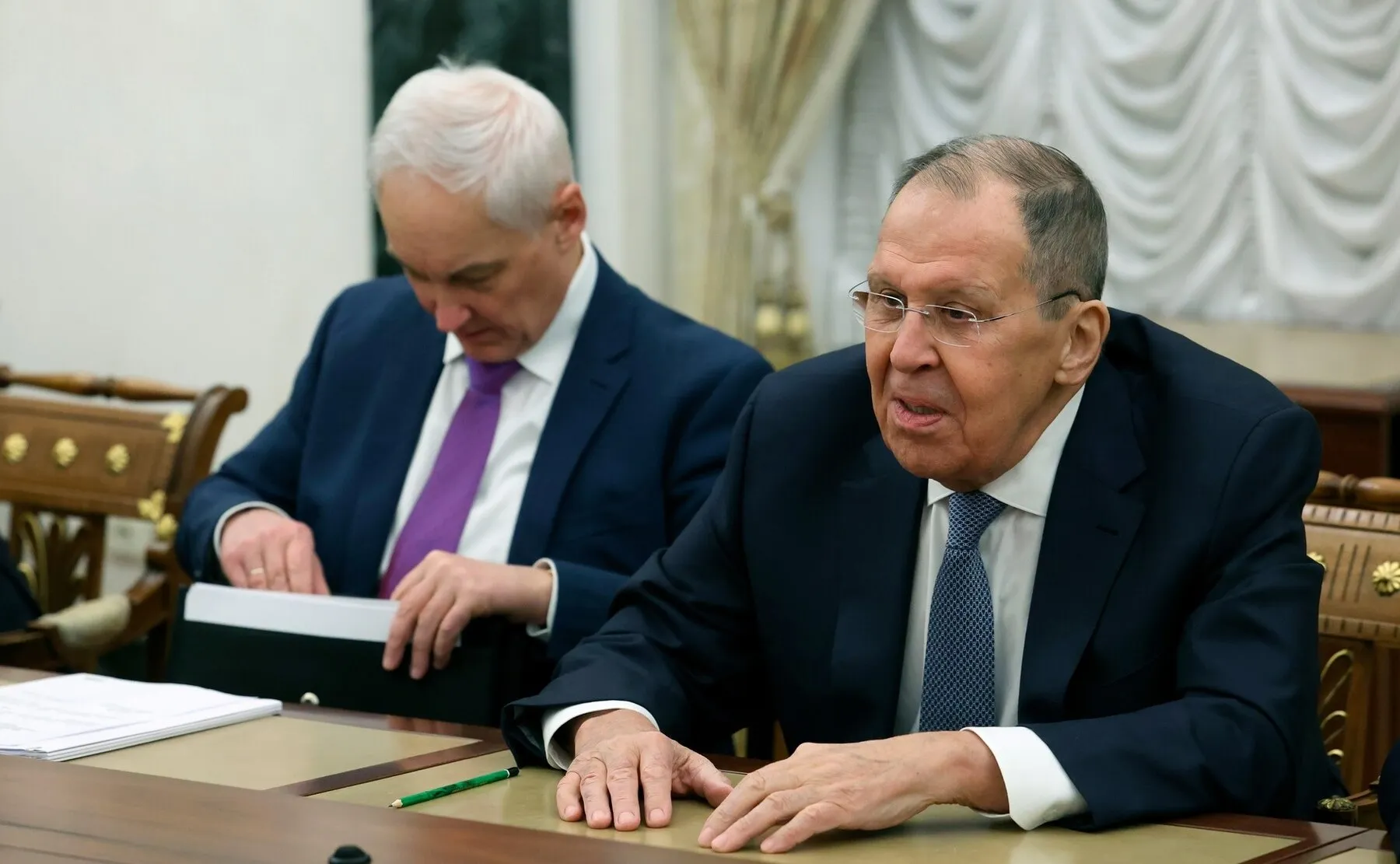 Beloussow mit Außenminister Sergei Lawrow vor einer Sitzung mit den ständigen Mitgliedern des Sicherheitsrats, 6. Februar 2026. Foto: Presseamt des Präsidenten. Lizenz: CC BY 4.0 (Nennung von Kremlin.ru erforderlich). Quelle: Wikimedia Commons