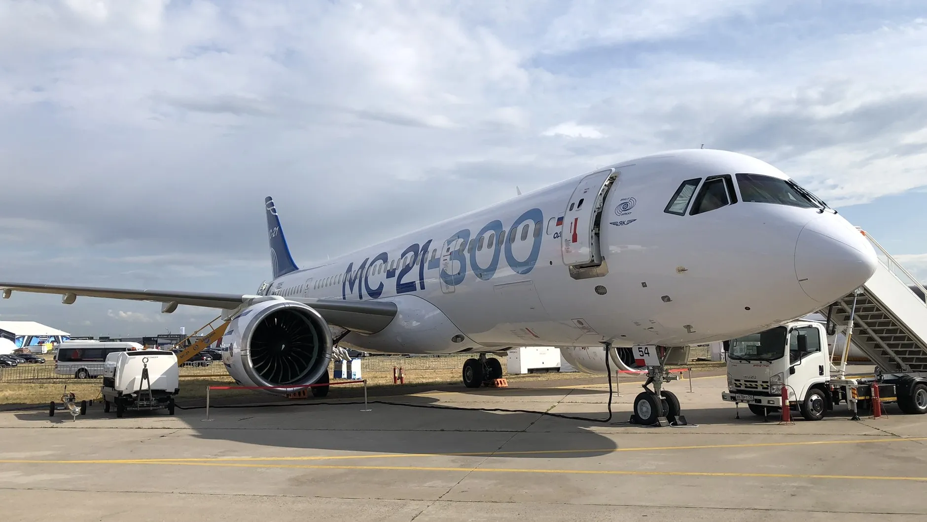 Le MS-21-300, pièce maîtresse du programme russe de substitution des importations dans l’aviation civile, au salon MAKS-2021 de Joukovski, juillet 2021. Photo : TyXeD0. Licence : CC BY-SA 4.0 (image redimensionnée ; les œuvres dérivées doivent être diffusées sous la même licence). Source : Wikimedia Commons
